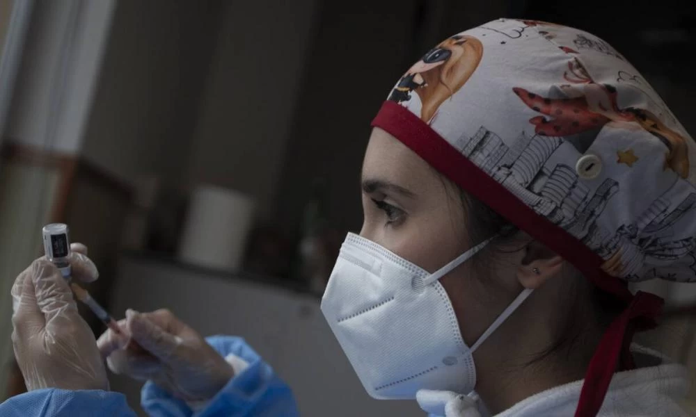 Ιταλία: Πάνω από 5.000 τα κρούσματα- Τι θα κάνουν με το εμβόλιο της Astrazeneca